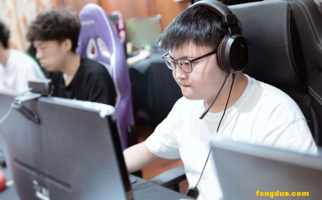 Ӣ������ȫ�������̽�¶��Uzi�׶���Faker���潻�棡